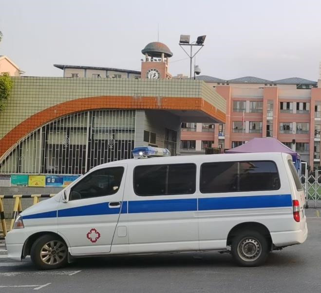 庆城救护车出租护送骨折病人一公里多少钱